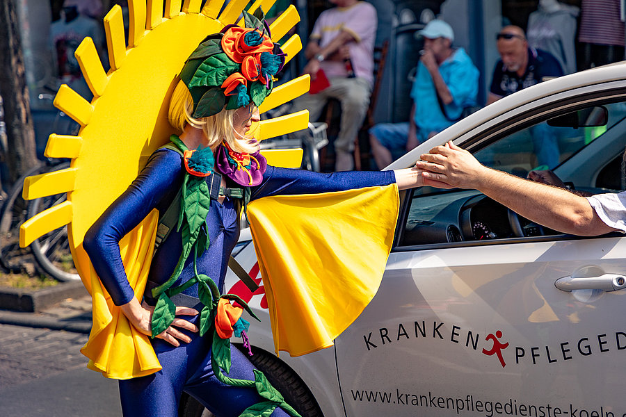 Die Kunstfigur „Ray“ flaniert in ihrem Solarkostüm durch Ehrenfeld. Die Kunstfigur „Ray“ flaniert in ihrem Solarkostüm durch Ehrenfeld.