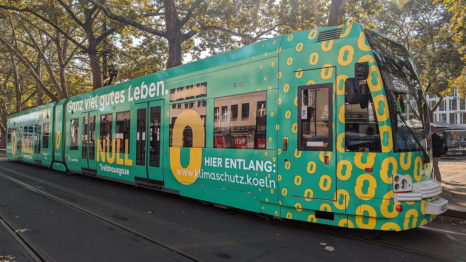 Foto der Klimabahn von vorne. Sie grün gestaltet und auf ihr sind viele kleine gelbe Nullen.